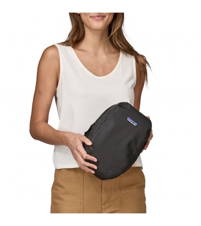 Чантичка Patagonia Black Hole Cube 6L Winter 2025